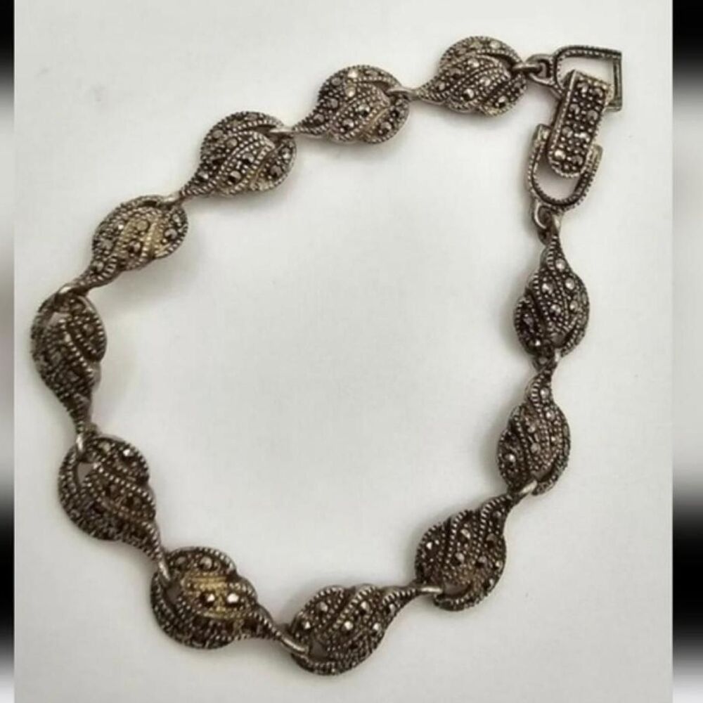 Luxe-jewelry-designs Women's Black and Silver Jewellery